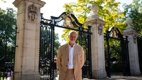 Sculptor Seeks to Capture Monarch's Majesty in Monument