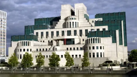 MI6 Introduces Dark Web Gateway to Lure Spies in Russia