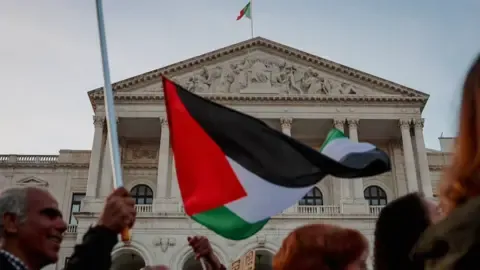 The Portuguese government declares it will acknowledge a Palestinian state.